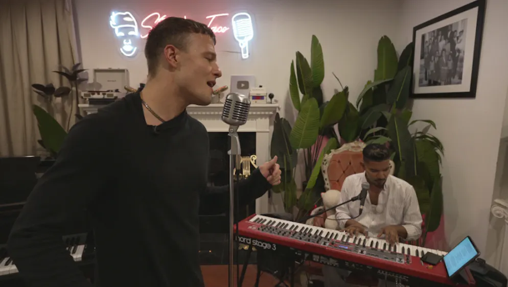 «Adieu Heimat» Staffel 2026: Von Andalusien, Surinam bis Ecuador. Mit Modeljobs hält er sich über Wasser, arbeitet an einem elektronischen Club-Album mit eigenem Gesang und hofft, damit Erfolg zu haben.