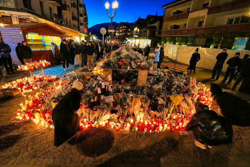 Collective remembrance: people gather in Crans-Montana to express their grief for the victims of the fire disaster.