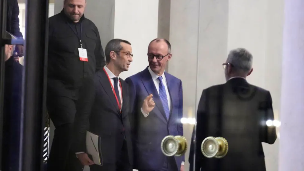 Der ukrainische Chefunterhändler Rustem Umjerow (l) und der deutsche Bundeskanzler Friedrich Merz (CDU, 2.v.r) verlassen den Elysee-Palast, nachdem sie an einem Treffen der "Koalition der Willigen" zur Ukraine teilgenommen haben. Foto: Michel Euler/AP/dpa