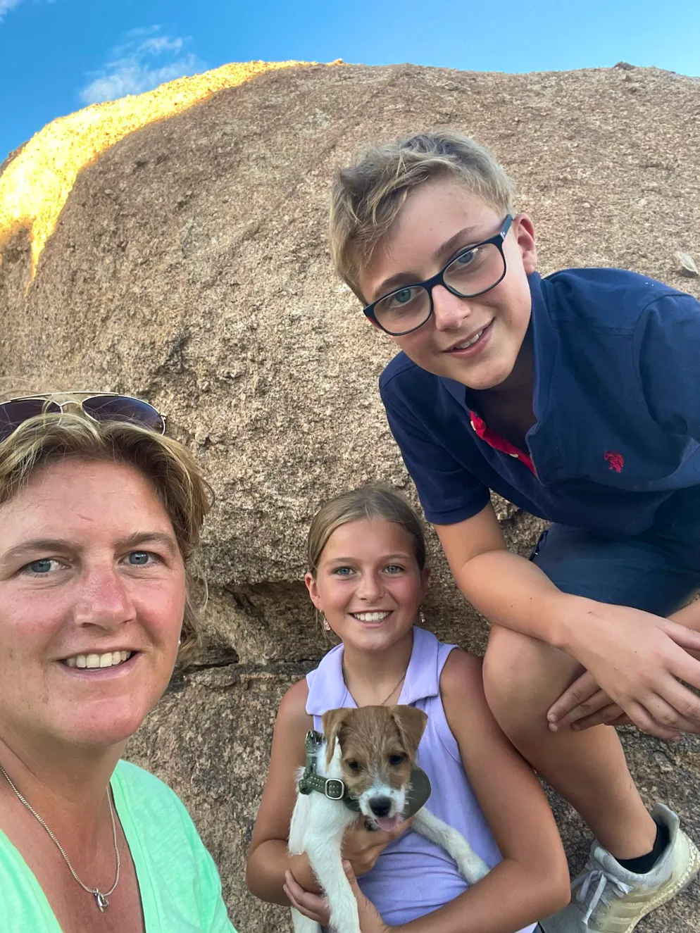 «Adieu Heimat» Staffel 2026: Von Andalusien, Surinam bis Ecuador. Conny Hager (46) ist mit ihren Kindern Philipp (14) und Leonie (11) nach Arizona ausgewandert und baut mitten in der Wüste von Marana ein Glamping-Resort auf. 