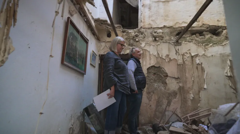 «Adieu Heimat» Staffel 2026: Von Andalusien, Surinam bis Ecuador. Mit dem Kauf des Nachbargrundstücks planen sie nun eine Erweiterung mit grösserer Küche und Pool – doch beim geplanten Abriss der Ruine erleben sie einen Schock, der alles infrage stellt.