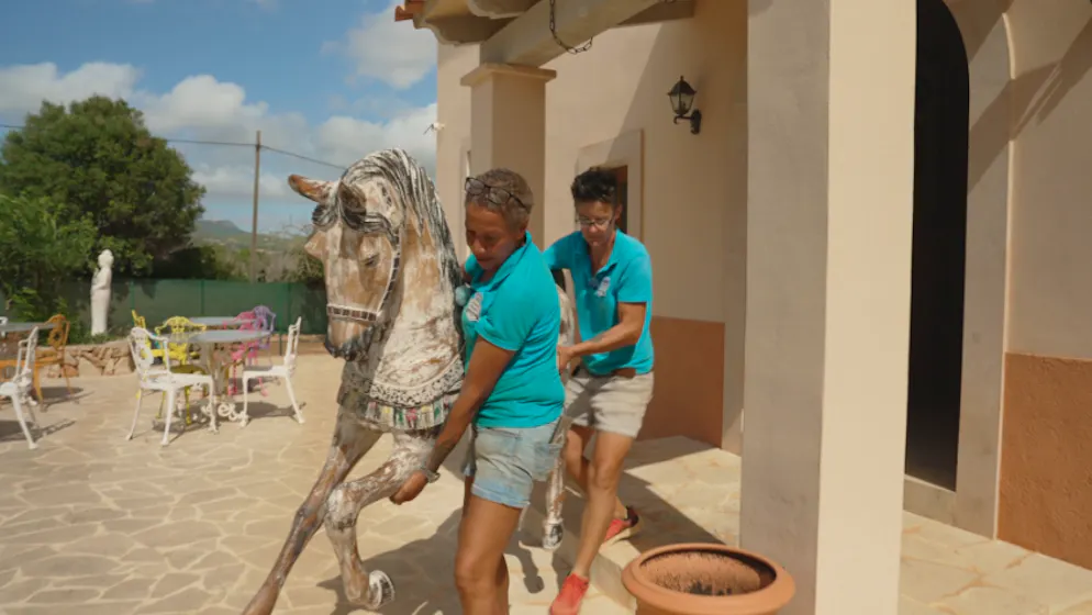 «Adieu Heimat» Staffel 2026: Von Andalusien, Surinam bis Ecuador. Aber der Rückbau der Finca Noah sowie der Umzug und Aufbau der neuen Finca fordern sie emotional wie finanziell heraus.