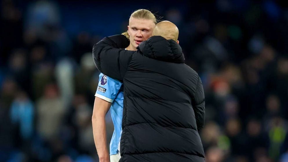 ManCitys Trainer Pep Guardiola spricht mit Erling Haaland nach dem enttäuschenden 1:1 gegen Brighton