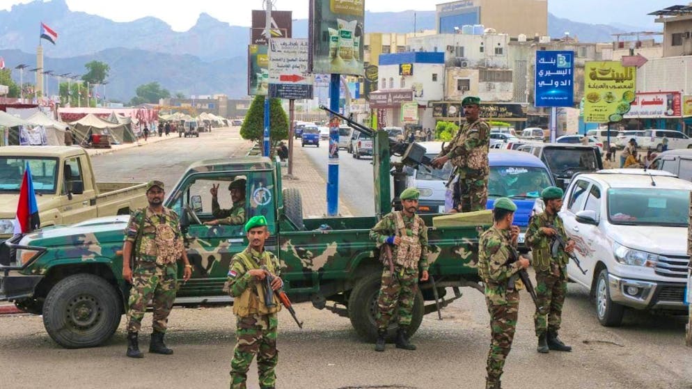 South Yemeni soldiers of the Southern Transitional Council (STC) stand at a checkpoint in Aden. Photo: -/AP/dpa