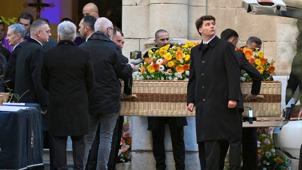 La bara di Brigitte Bardot viene portata fuori  viene portata fuori dalla chiesa di Notre-Dame de l’Assomption