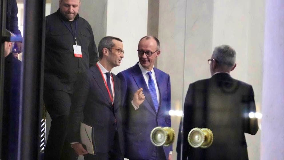 Ukrainian chief negotiator Rustem Umjerov (l) and German Chancellor Friedrich Merz (CDU, 2nd from right) leave the Elysee Palace after attending a meeting of the "Coalition of the Willing" on Ukraine. Photo: Michel Euler/AP/dpa