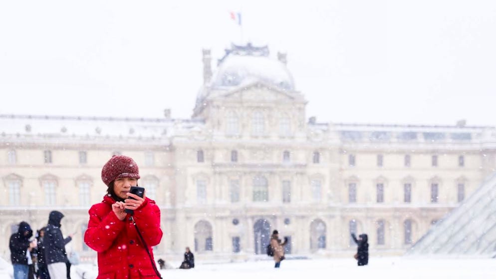 Comme la grève a été suspendue, le Louvre sous la neige a pu ouvrir mercredi. Photo