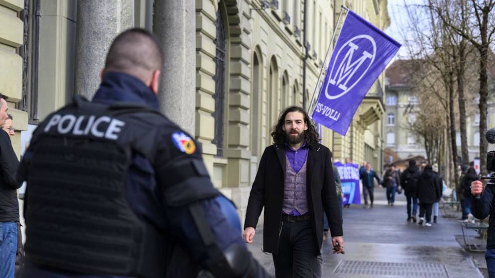 Il  presidente di "Mass-Voll" Nicolas Rimoldi a Berna, nei pressi del Palazzo federale. (Foto archivio)