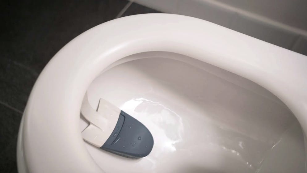 So wird das Gadget ins WC gehängt.