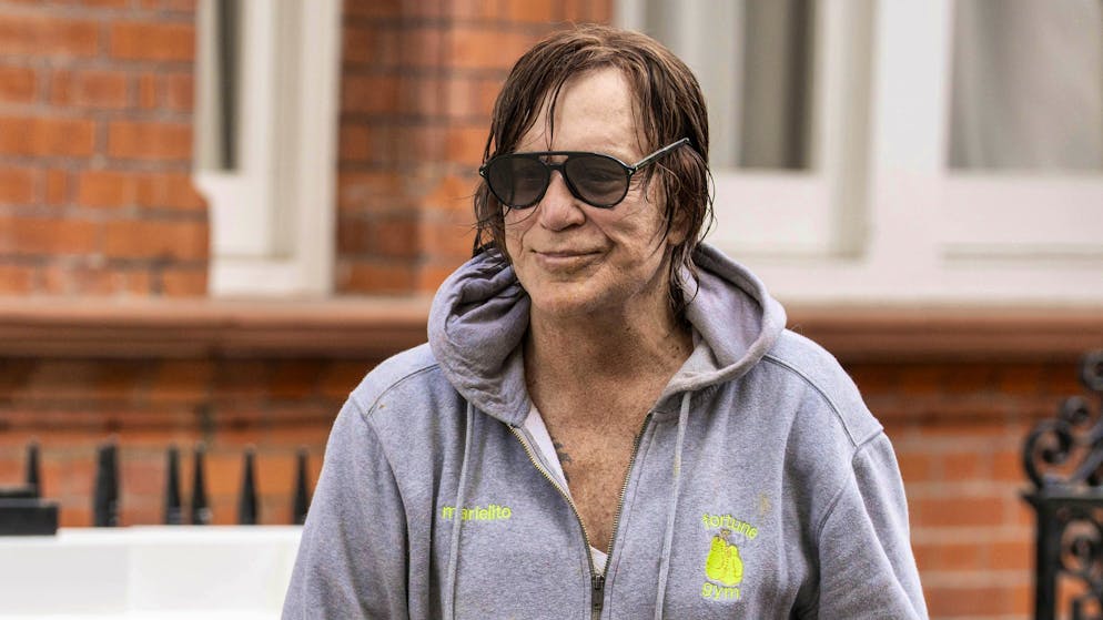 I fan dell'attore hollywoodiano Mickey Rourke avrebbero dovuto sostenerlo attraverso una raccolta fonda, ma l'appello è falso.