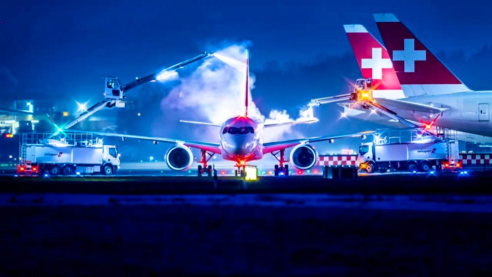 Die Deicing-Teams befreien die Tragflächen der Flugzeuge am Flughafen Zürich von Schnee und Eis.