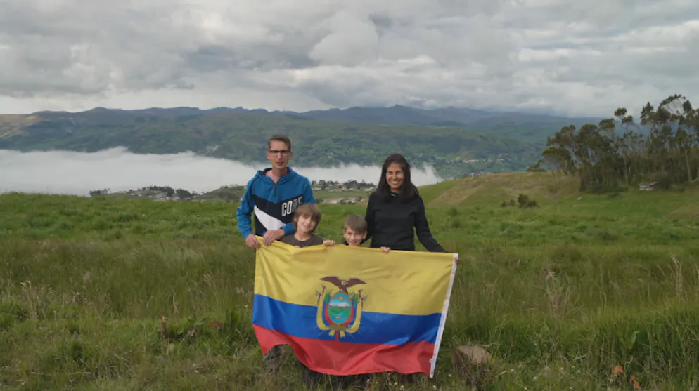 «Adieu Heimat» Staffel 2026: Von Andalusien, Surinam bis Ecuador. Silvan Meier (47) und Veronica (45) wagen mit ihren Söhnen Jimmy (9) und Jamiro (6) in Cuenca einen erneuten Neuanfang, nachdem sie fünf Jahre in Bangkok gelebt haben. 