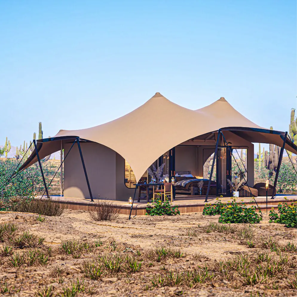 «Adieu Heimat» Staffel 2026: Von Andalusien, Surinam bis Ecuador. Während die ersten Gäste anreisen, muss sie den Spagat zwischen Unternehmerin und Mutter meistern – fernab von kurzen Wegen und vertrauten Routinen.