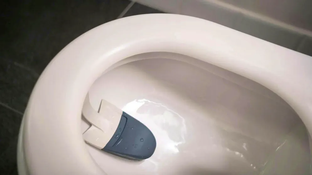 Ecco come viene appeso il gadget nella toilette.