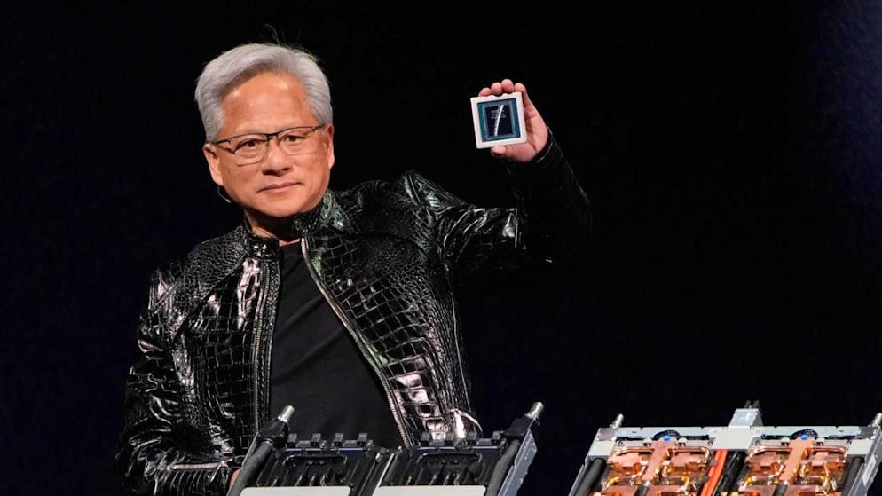 Nvidia-Chef Jensen Huang investiert mit seinem Unternehmen ebenso in xAI und finanziert sich damit quasi selber.