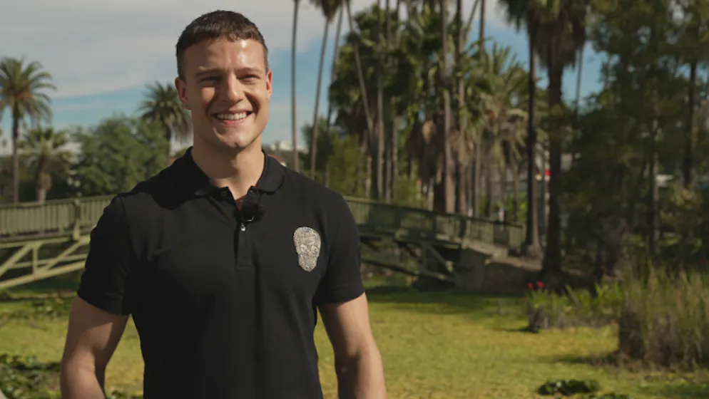 «Adieu Heimat» Staffel 2026: Von Andalusien, Surinam bis Ecuador. Elia (32) wagt den Neuanfang in Los Angeles: Der Schweizer Reality-TV-Star träumt davon, mit seiner Musik durchzustarten – noch ohne Labelvertrag. Mit Modeljobs hält er sich über Wasser, arbeitet an einem elektronischen Club-Album mit eigenem Gesang und hofft, den entscheidenden Durchbruch zu schaffen.