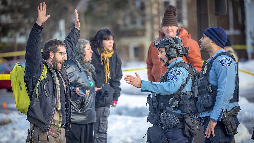Demonstranten versammeln sich am Ort des Vorfalls und konfrontieren Sicherheitsbeamte.
