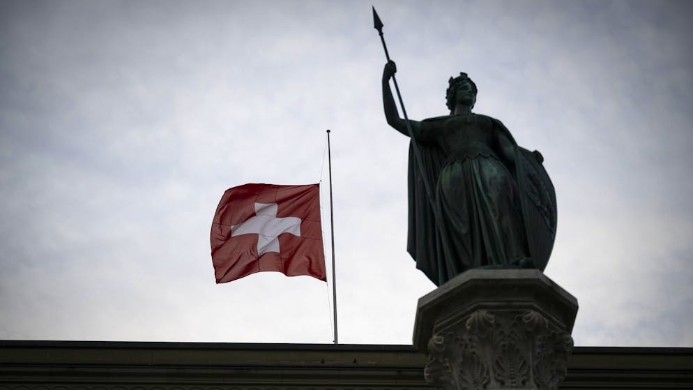 Die Schweizer Flagge weht in Bern seit der Brandkatastrophe in Crans-Montana auf halbmast.