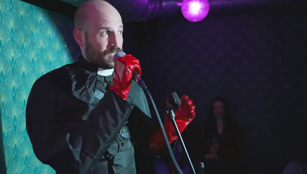 «Adieu Heimat» Staffel 2026: Von Andalusien, Surinam bis Ecuador. Zwischen Grossstadtträumen und Selbstzweifeln kämpft der 32-jährige Bündner um seinen Platz auf der Bühne. Schafft er es, als Stand-up-Comedian durchzustarten?