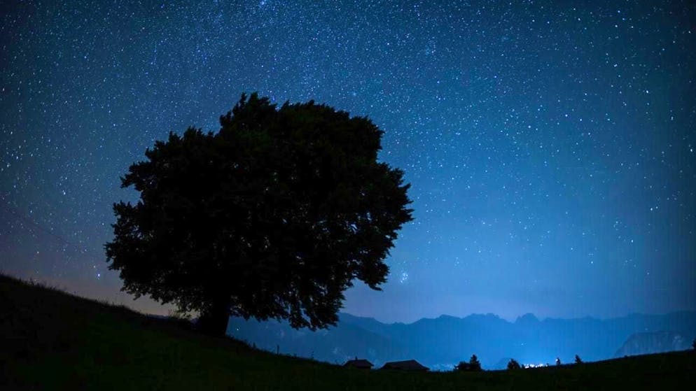 A look at the starry sky always reveals something new: researchers have determined the mass of distant planets - which turned out to be surprisingly light. (archive image)