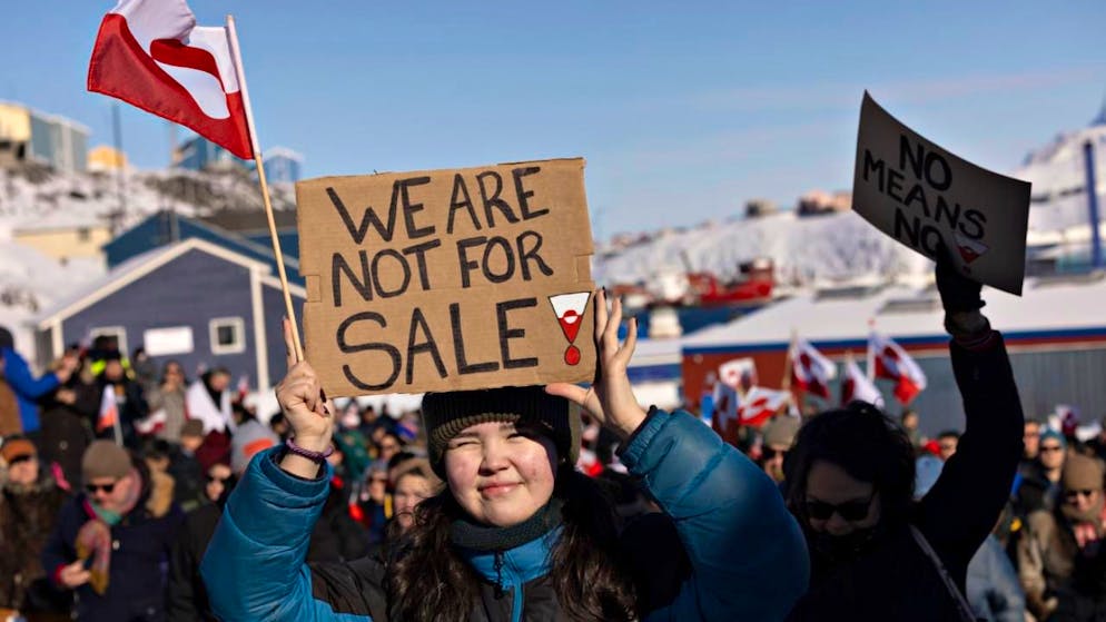 Menschen nehmen an einem Marsch teil, der vor dem US-Konsulat unter dem Motto «Grönland gehört dem grönländischen Volk» endet. Auf einem Plakat steht geschrieben «We are not for sale!»...Schon vor Monaten protestierten Menschen in Grönland gegen Pläne der USA für die Insel. Foto: Christian Klindt Soelbeck/Ritzau Scanpix Foto/AP/dpa - ACHTUNG: Nur zur redaktionellen Verwendung und nur mit vollständiger Nennung des vorstehenden Credits