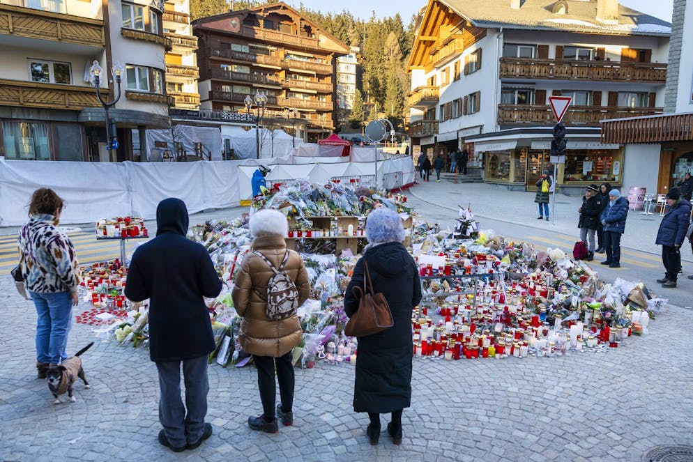 Crans-Montana, inferno a Capodanno. Fiori e candele in omaggio alle vittime dell'incendio al bar e lounge “Le Constellation” a Crans-Montana.