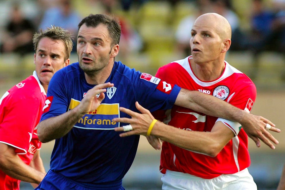 Umberto Romano del Winterthur, a destra, controlla Stephane Chapuisat. Correva l'anno 2005 (KEYSTONE/Fabrice Coffrini)