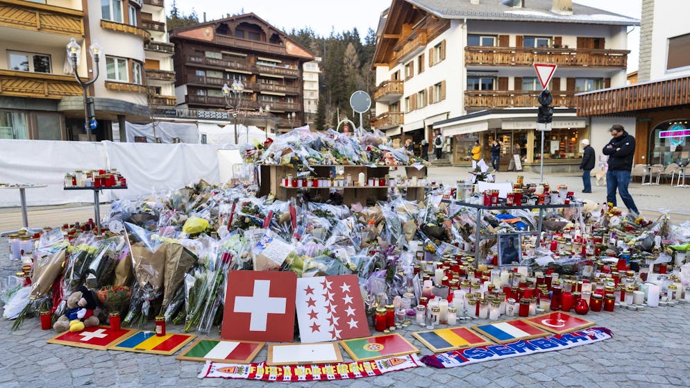 Blumen, Kerzen und Fahnen vor der Bar «Le Constellation». (6. Januar 2026)