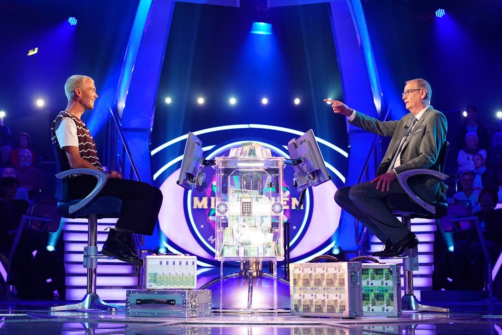 Kandidat Leonard Sträter (l.) überrascht Moderator Günther Jauch mit einem Foto.