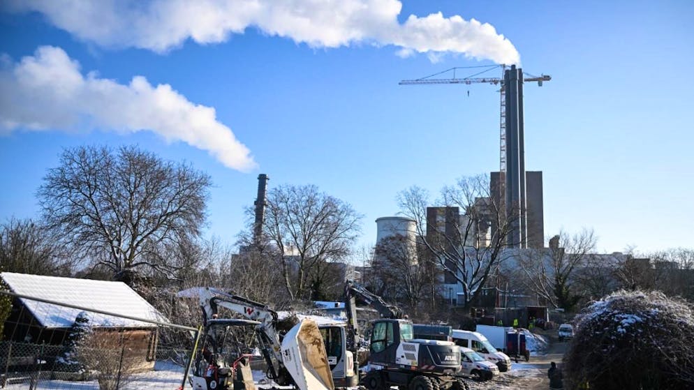 Blick auf das Heizkraftwerk Lichterfelde am Teltow Kanal. Vier Tage nach dem großen Stromausfall im Berliner Südwesten sollen nun alle betroffenen Haushalte wieder mit Energie versorgt werden. Foto: Britta Pedersen/dpa