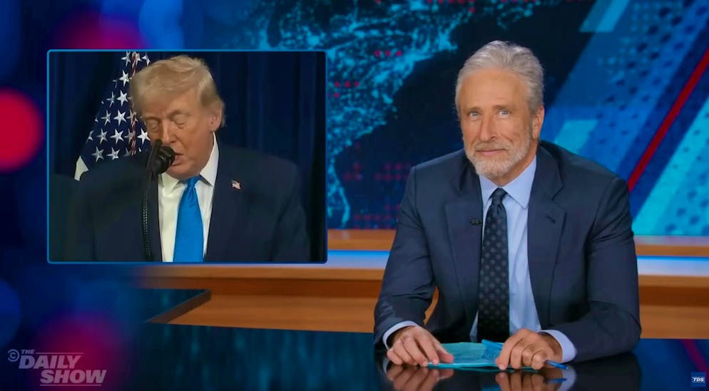 Il conduttore del «Daily Show» Jon Stewart analizza da vicino le iniziative di Trump in Venezuela.