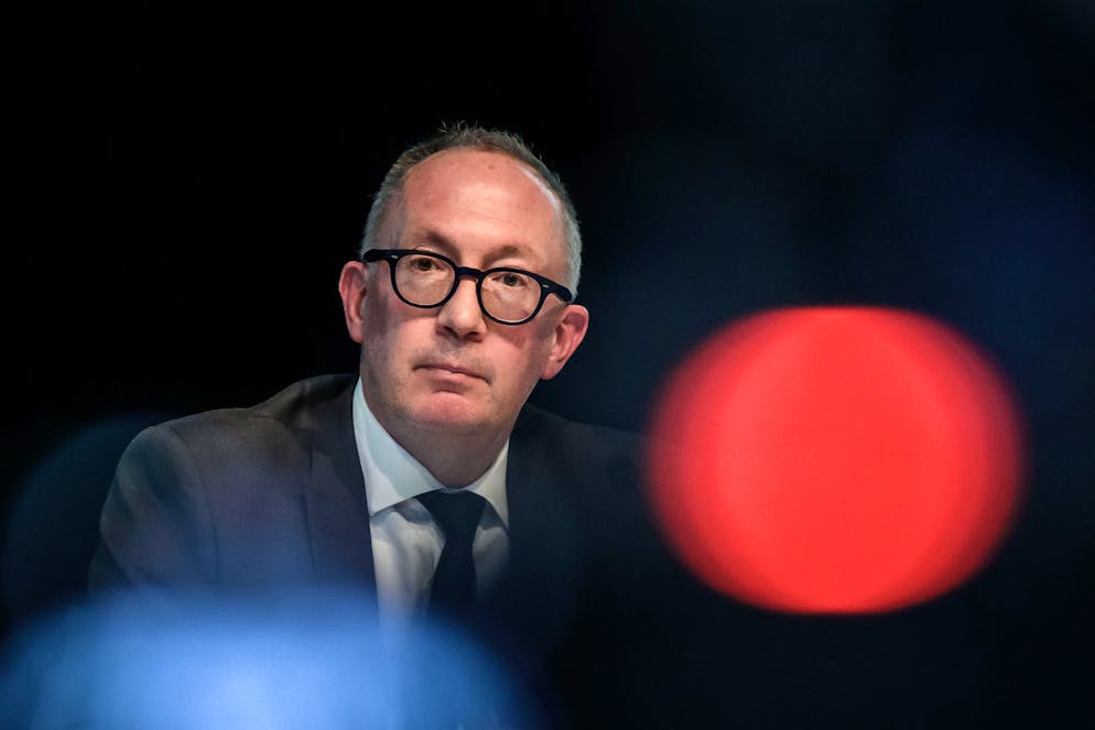 «La commune en tant que collectivité publique ne peut pas faire l’objet d’une enquête pénale en Suisse. Les corporations territoriales sont exclues de la responsabilité pénale. En revanche, les personnes physiques — employés, responsables administratifs ou politiques — peuvent voir leur responsabilité pénale engagée». (Photo du président de la commune de Crans-Montana, Nicolas Féraud lors de la conférence de presse du 6 janvier 2026)