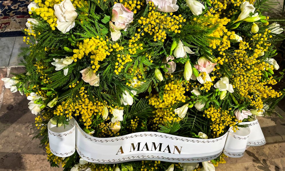Son fils Nicolas-Jacques Charrier, 65 ans, a porté le cercueil en pleurs et avait fait déposer une gerbe avec du mimosa, petits pompons jaunes typiques de la Riviera, avec pour seule inscription: «A maman».