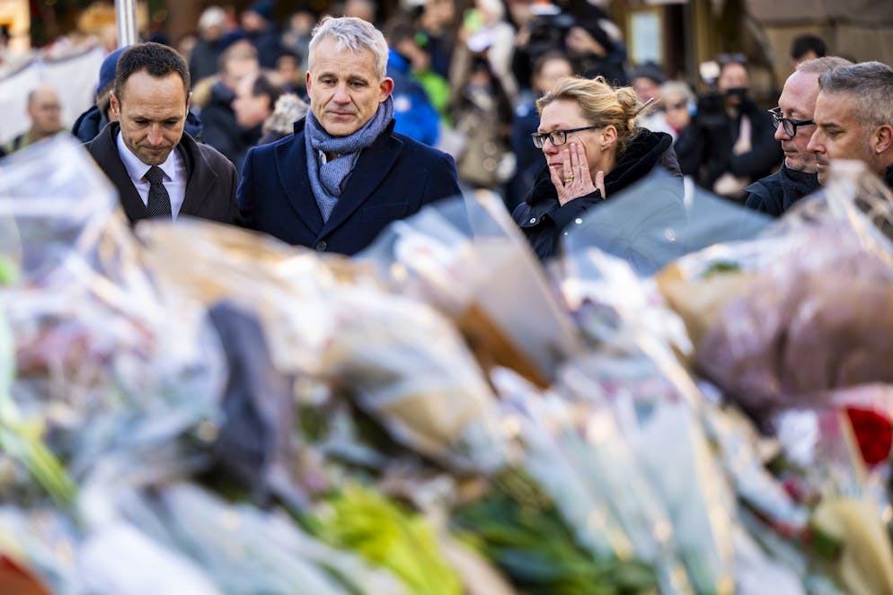 Crans-Montana, inferno a Capodanno. Il consigliere federale svizzero Beat Jans, al centro, accanto a Mathias Reynard, consigliere di Stato e presidente del Consiglio di Stato del Vallese, Beatrice Pilloud, procuratore generale del Cantone del Vallese Nicolas Feraud, sindaco di Crans-Montana e Stephane Ganzer, consigliere di Stato del Vallese.