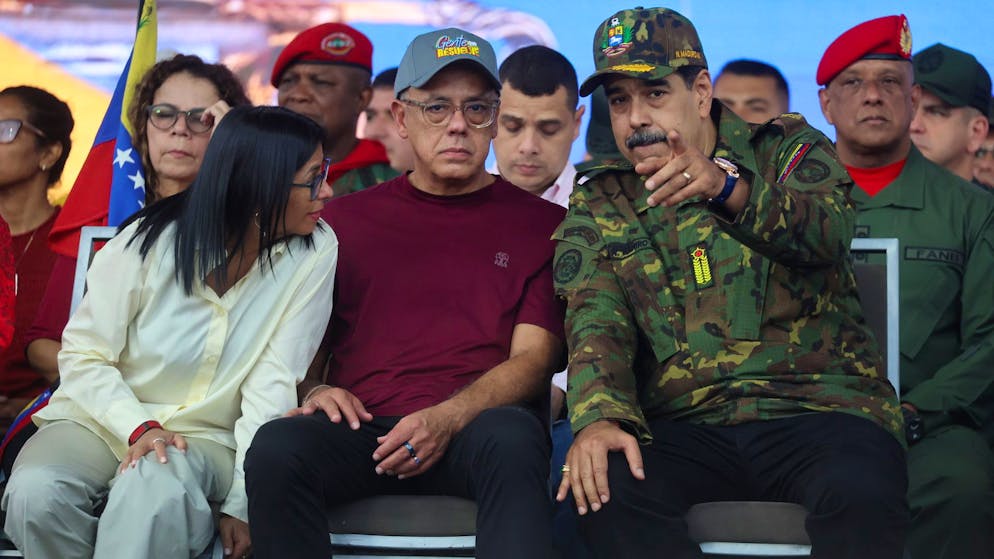 Delcy Rodríguez (l.), zusammen mit ihrem Bruder Jorge Rodríguez (M.) und dem eigentlichen Präsidenten von Venezuela, Nicolás Maduro (r.).