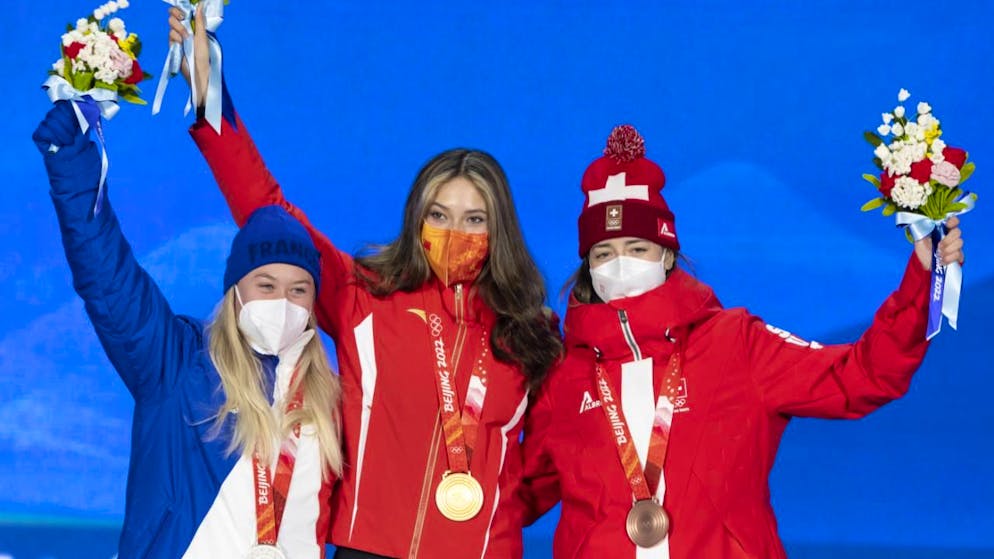 2022 in Peking stand Tess Ledeux (links) im Big Air zusammen mit der siegreichen Lokalmatadorin Eileen Gu und der Schweizer Bronzemedaillengewinner Mathilde Gremaud auf dem Olympia-Podest