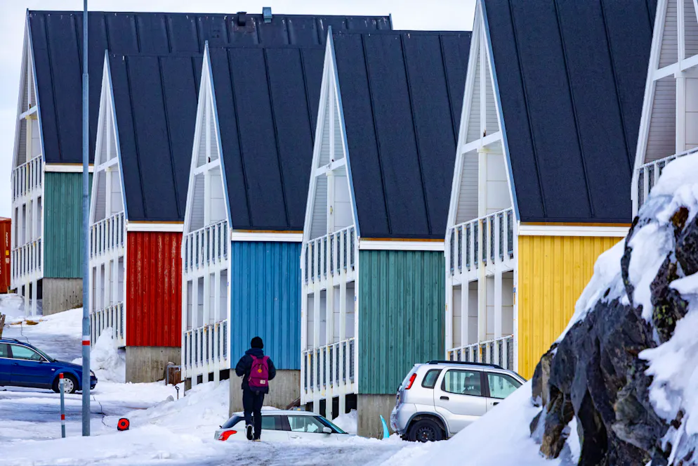 Un enfant rentre de l'école à pied en passant par une rue résidentielle à Nuuk, au Groenland. Il y a un an, 85% des Groenlandais s'étaient dits opposés à leur rattachement aux États-Unis, selon un sondage publié dans la presse danoise et groenlandaise.
