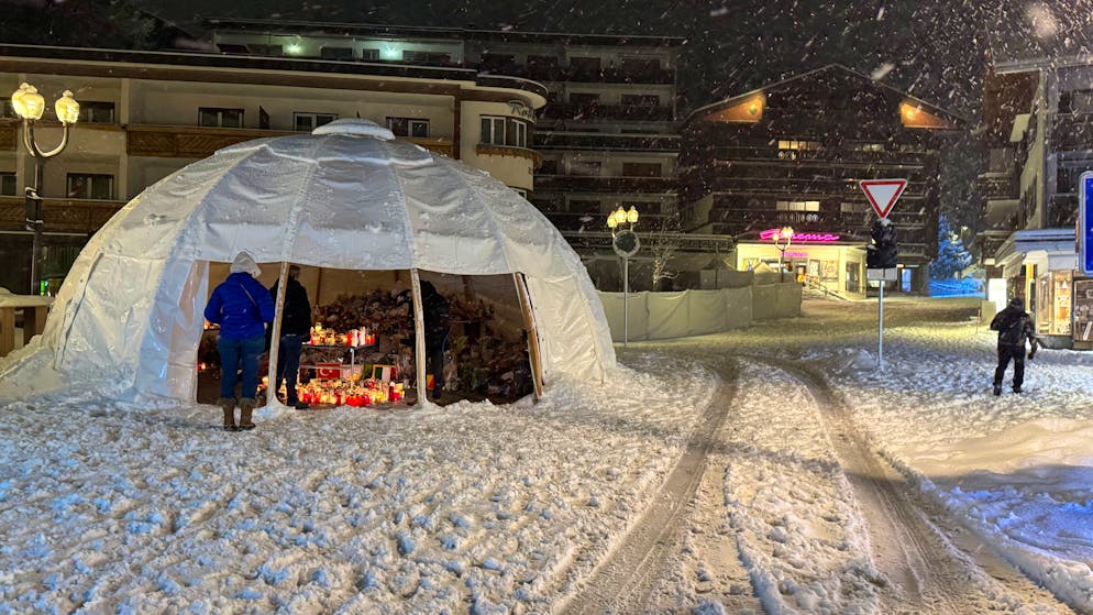 Vor der Inferno-Bar wurden die zahlreichen Trauergaben von einem Zelt geschützt.