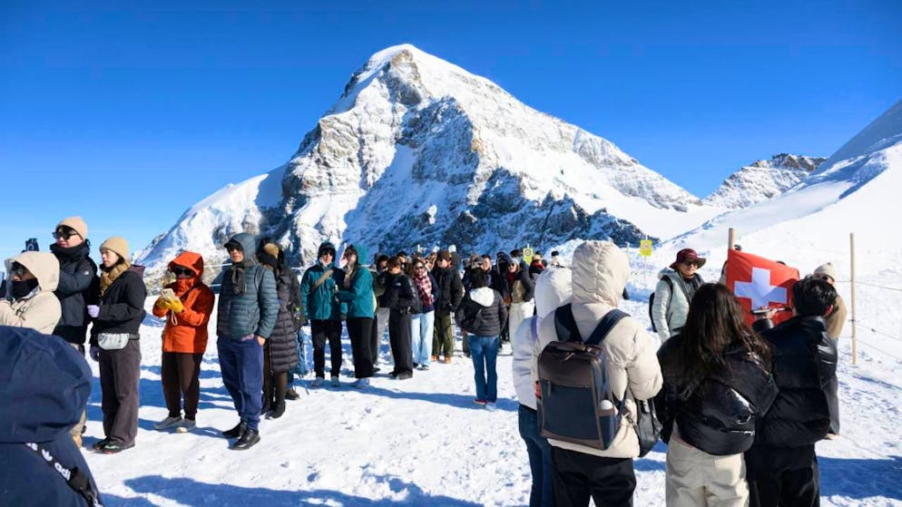 Touristen geniessen die Aussicht und das schöne Wetter auf dem Jungfraujoch. (Archivbild)