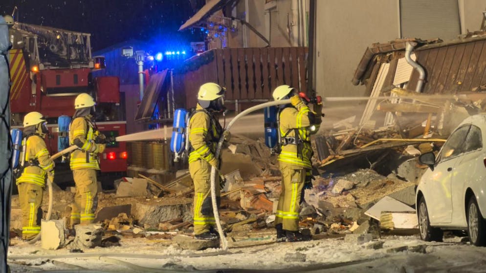 dpatopbilder - Feuerwehrleute arbeiten am Ort der Explosion. Foto: Jannik Nölke/dpa
