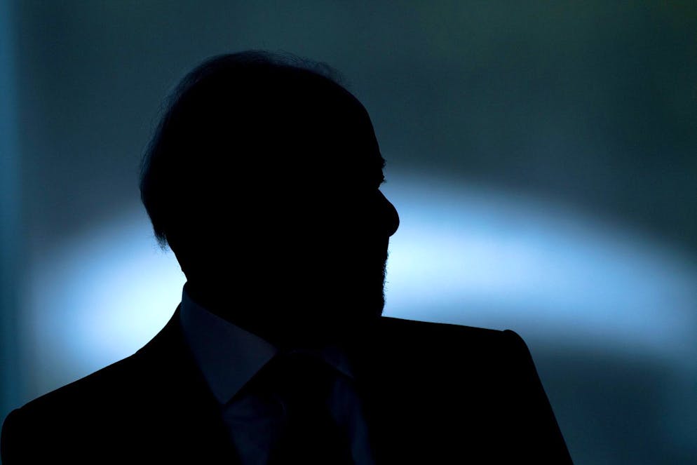 Après avoir signé l'acte de censure, il a descendu la rampe du palais présidentiel pour saluer ses partisans rassemblés à l'extérieur.