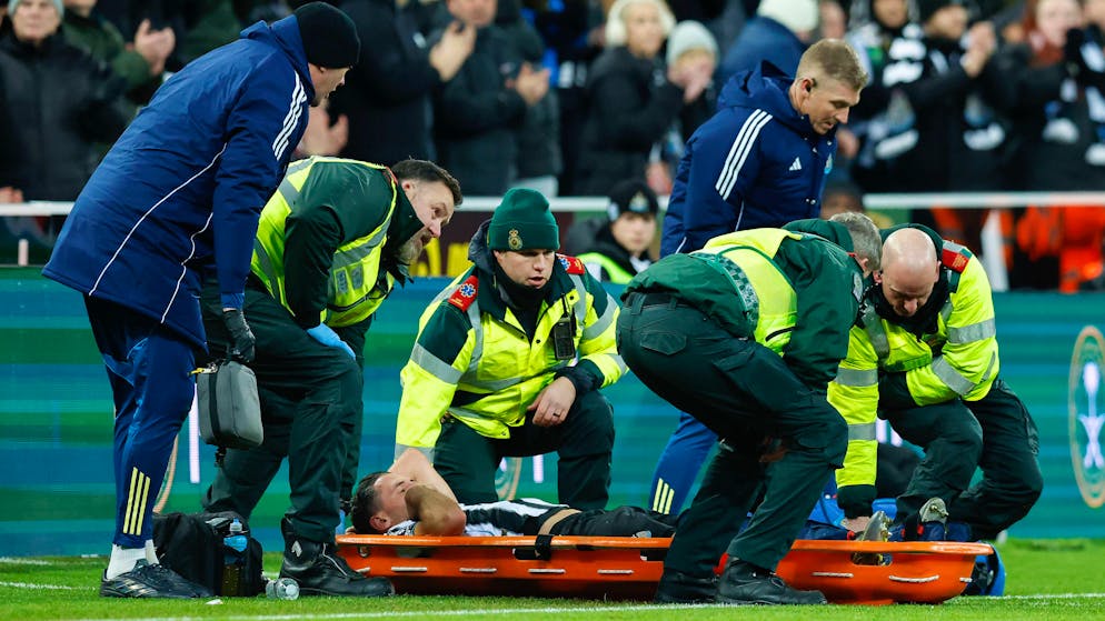 Premier League. Blessé, Fabian Schär sort en pleurs sur une civière