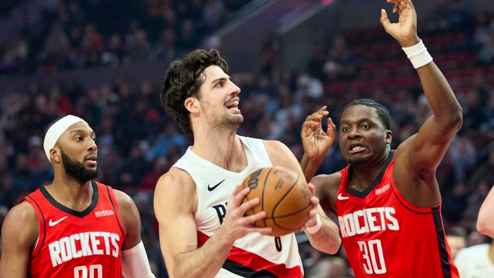 Clint Capela (rechts) kann die Niederlage der Houston Rockets in Portland nicht verhindern