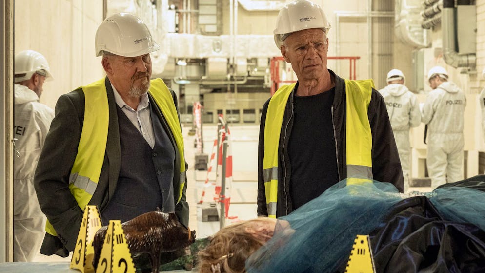 «Tatort» im Check: Was hat es mit der Endlos-Sanierung der Kölner Oper auf sich?. Mord an der Oper: Elli Zander (Ines Lutz), die Rüstmeisterin, wird erschossen im Lastenaufzug aufgefunden. Max Ballauf (Klaus J. Behrendt) und Freddy Schenk (Dietmar Bär, links) ermitteln.