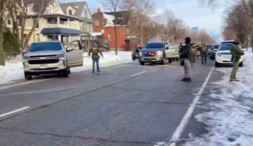 ICE-Beamte nach dem tödlichen Schuss auf die 37-Jährige. 