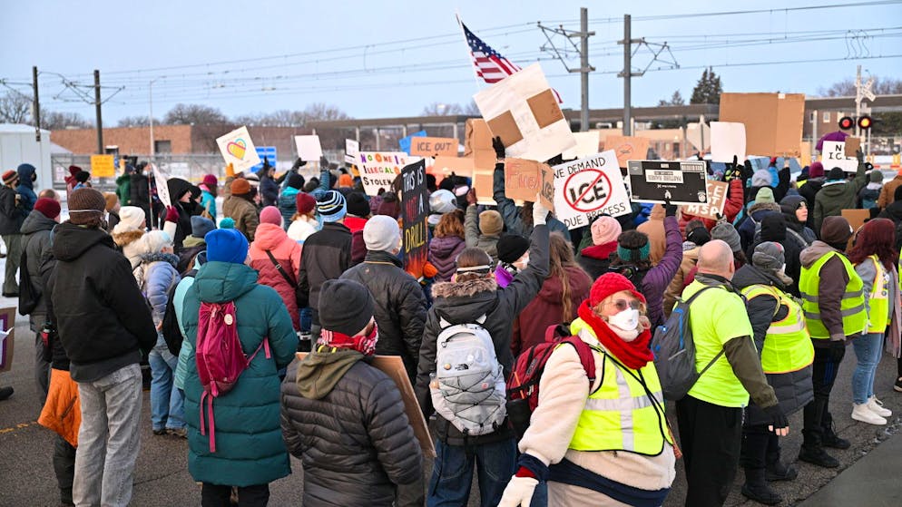 Stati Uniti. Rabbia e scontri a Minneapolis dopo l'uccisione di una donna da parte dell'Ice. Il Paese, ancora una volta, si divide