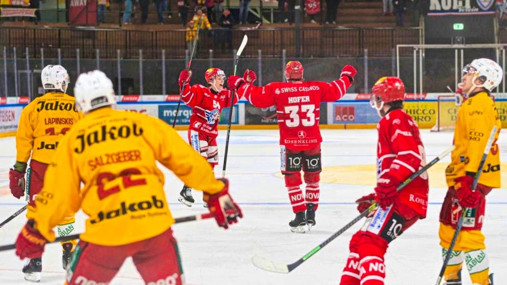 Andrin Flütsch (number 33) scores his first goal in the National League in his fifth game - and also the winning goal against the SCL Tigers