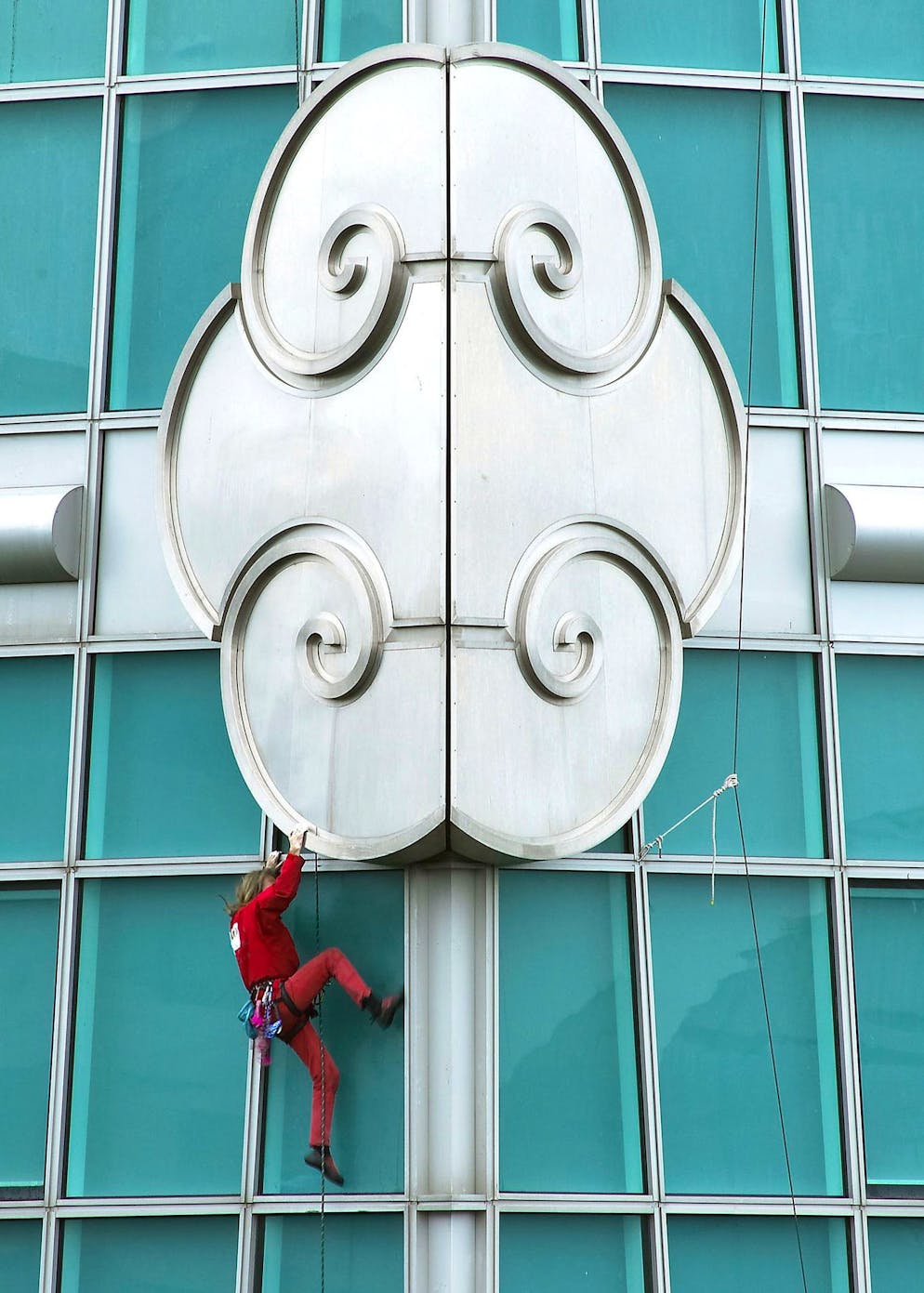 Alain Robert kletterte im Jahr 2004 auf den Taipei 101. Wegen Regen war er gesichert.