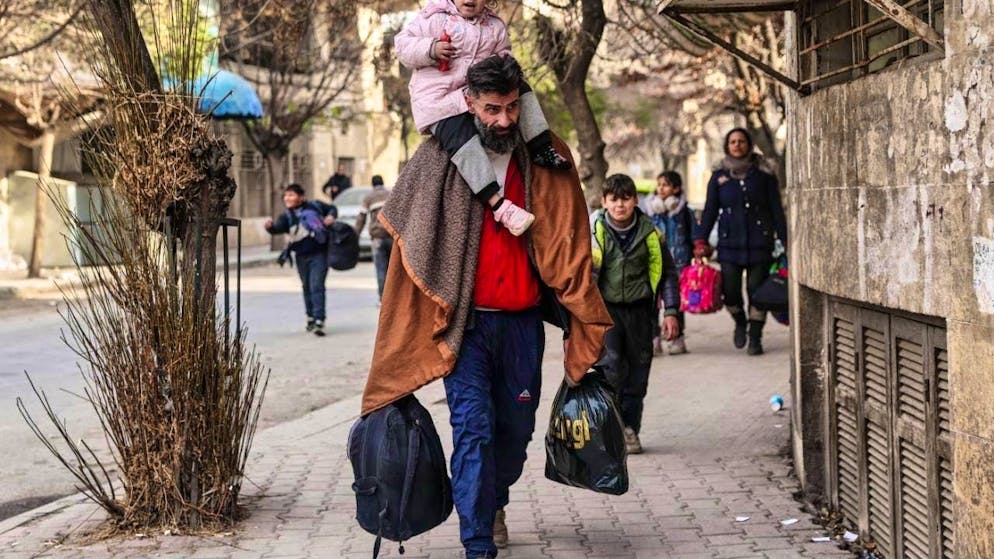 Residents flee from the Sheikh Maqsoud and Achrafieh neighborhoods. Photo: Ghaith Alsayed/AP/dpa