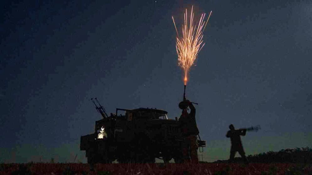ARCHIV - Ukrainische Soldaten der Luftverteidigungseinheit der 59. Brigade feuern auf russische Kampfdrohnen in der Region Dnipropetrowsk. Foto: Evgeniy Maloletka/AP/dpa